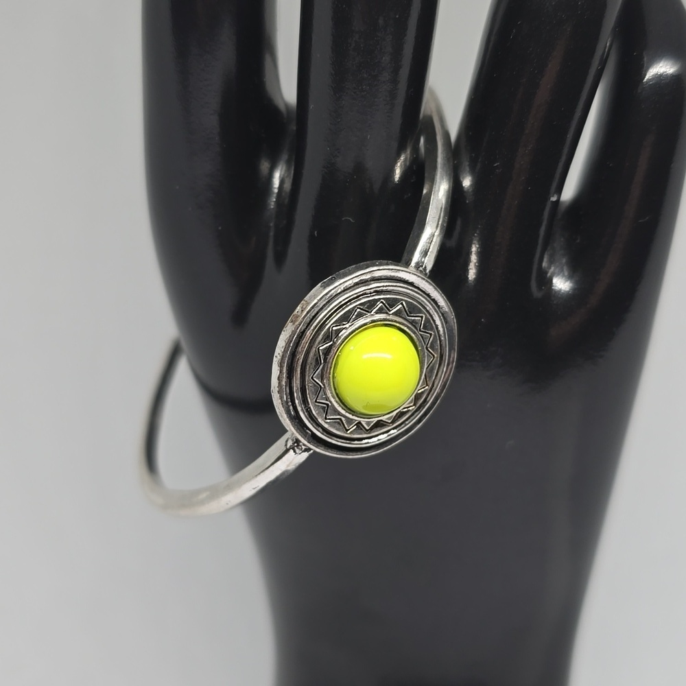 Silvery braclet adjustable with yellow stone